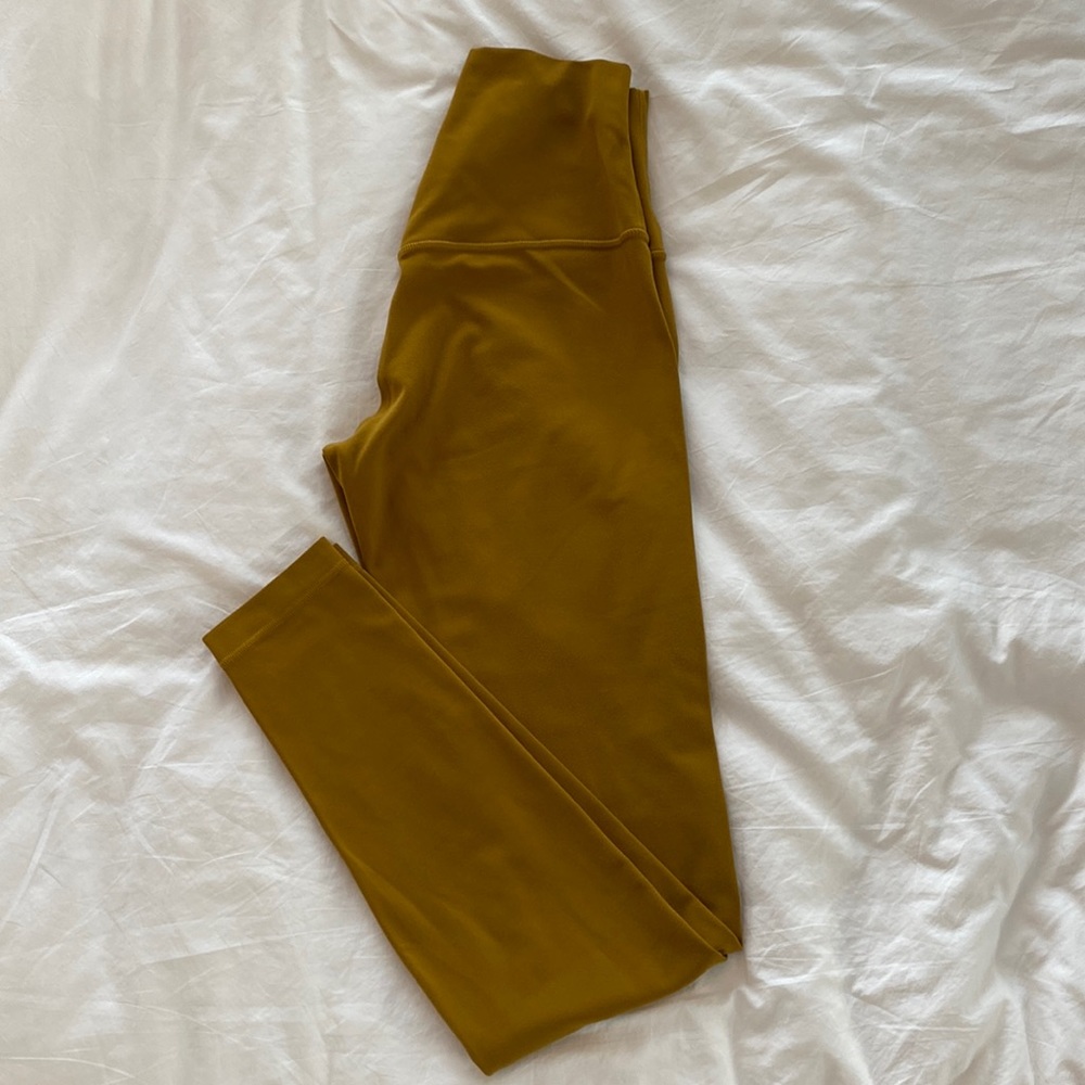 Lululemon Align High-Rise Leggings 28”
Women’s size 6